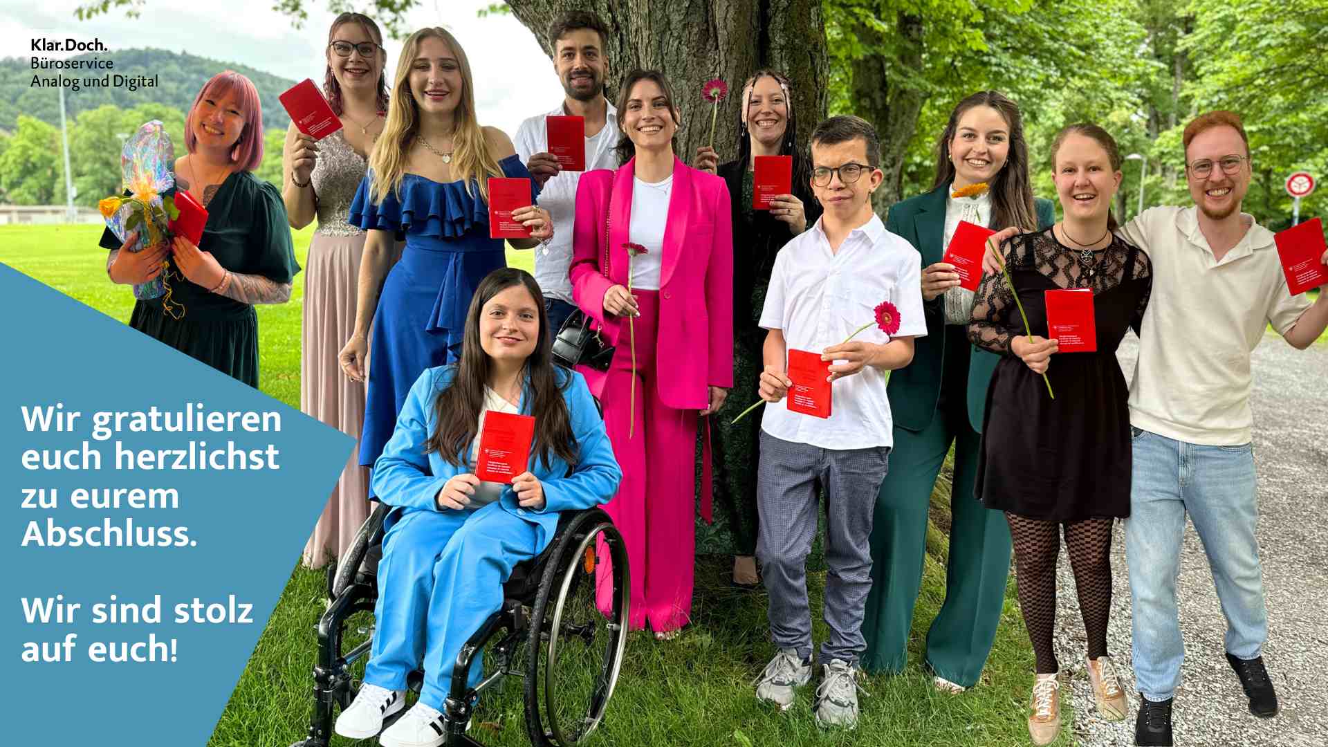Frischgebackene Kaufleute aus dem Klar.Doch. präsentieren ihre EBA und EFZ Abschlüsse Frischgebackene Kaufleute aus dem Klar.Doch. präsentieren ihre EBA und EFZ Abschlüsse unter einem Baum